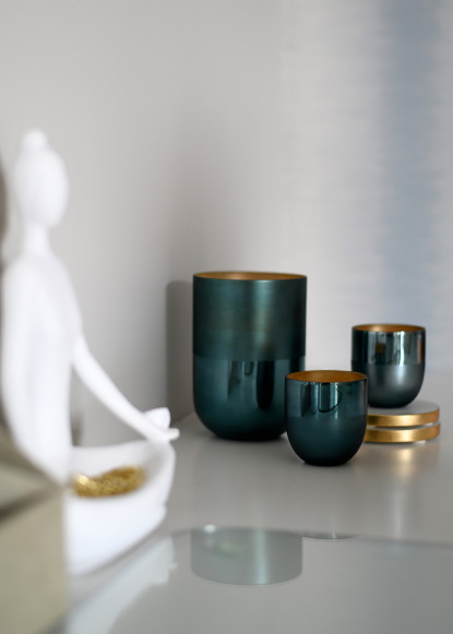 emerald-green-accessories-candles-on-desk