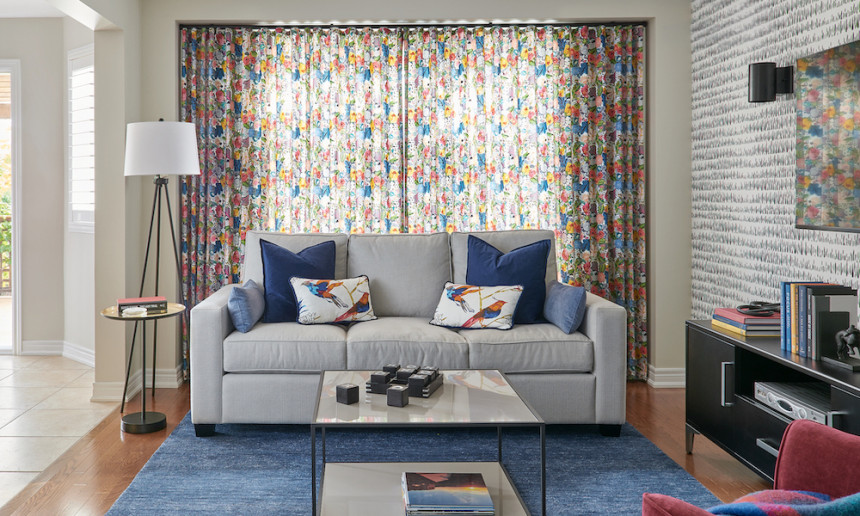 pale-oak-benjamin-moore-living-room-colorful-drapery-blue-rug-beige-sofa