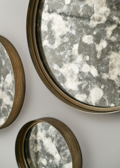 round-antique-mirrors-collingwood-benjamin-moore-walls