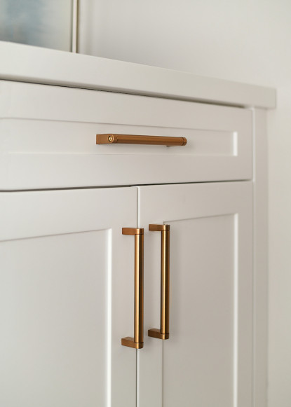 white-shaker-style-cabinetry-desk-brass-hardware-chantilly-lace-benjamin-moore