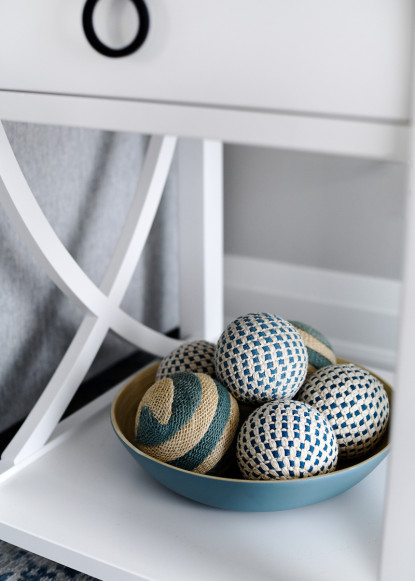 white-side-table-blue-and-white-ball-accessories-blue-bowl